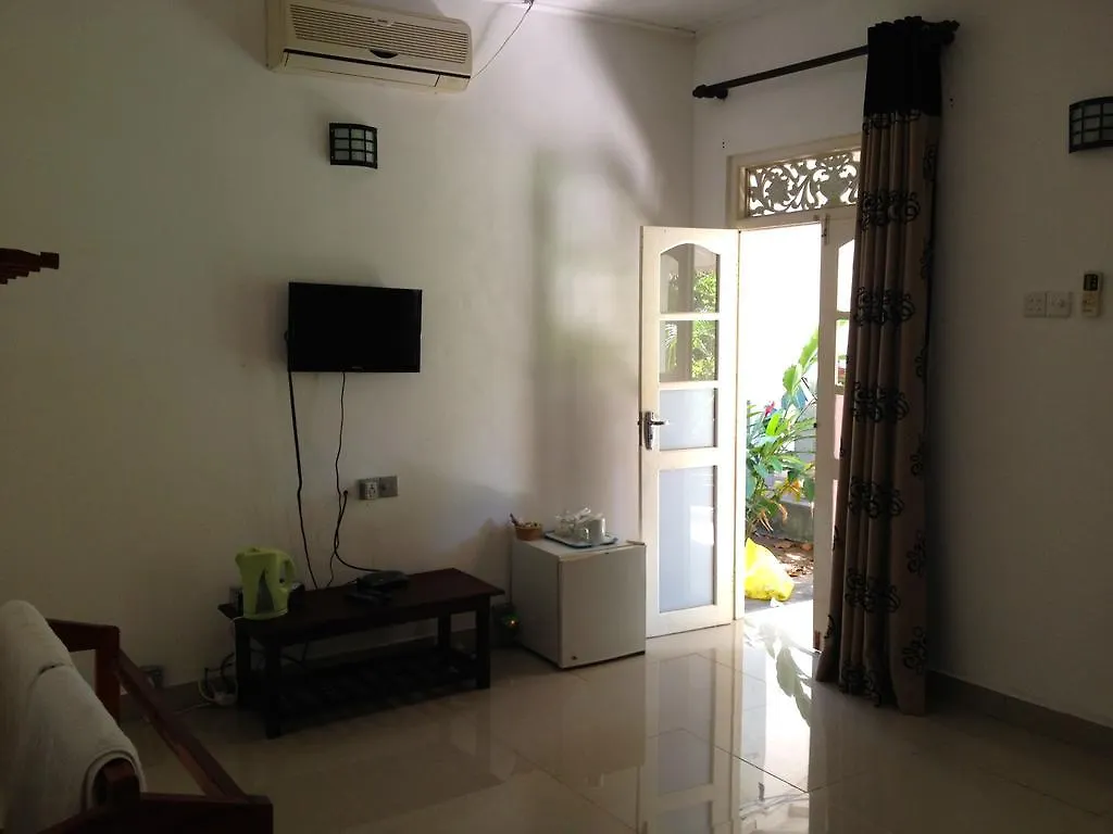Fire Dragon Hideaway Hotel Negombo 3*,
